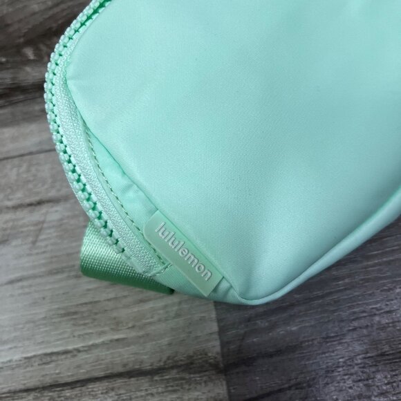 Lululemon Athletic Everywhere Belt Bag Mint Moment NWT 1L - Picture 5 of 6